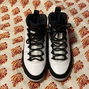 Air JORDAN barely Worn (CLASSIC)